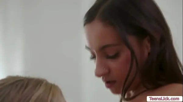Fodação de Tesoura Fofa de Latina na Amiga Loira em Sessão de Porno Latina Mais Bem Avaliada