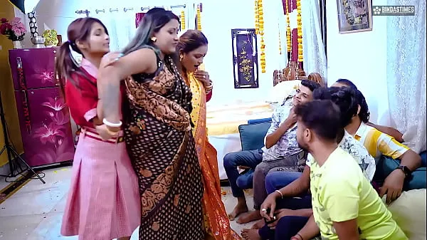 Madrasta Desi Faminta Ensina Filha Como Foder Pela Primeira Vez em Cenário Desi