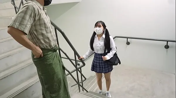 剃毛の18歳少女が、緊密で濡れた穴に巨大なチンポで引き裂かれる