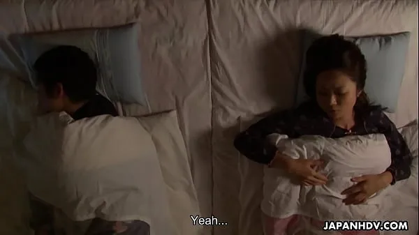 ไวบ์เจาะรูทวารที่เปียกโชกก่อนจะโดนลูกคอกหนาของพ่อดันใส่จนเต็มช่อง