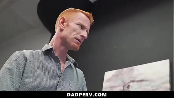 義理の父が若き義理の息子を支配：激しいベッドルームでのパワープレイとディープスロート