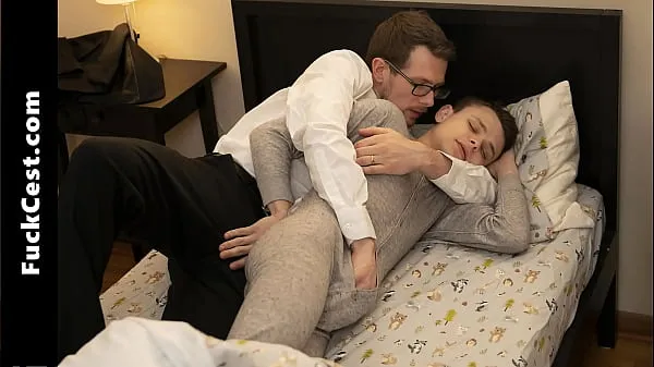 禁断の飢え：ハンクがティーン弟の滑らかなお尻を激しく貪る近親相姦