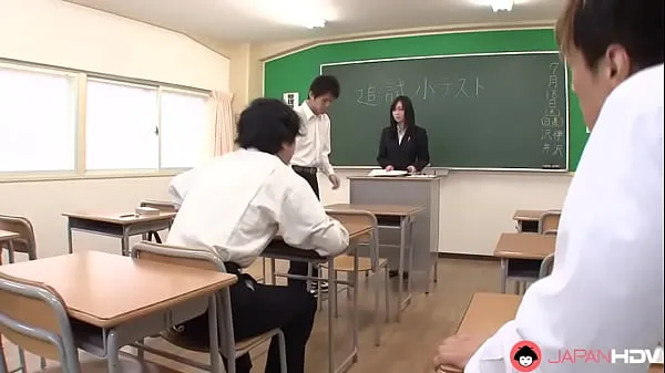 สองหนุ่มเอเชียอ้าปากกลืนussyเปียกของเธอในปาร์ตี้สาธารณะที่บ้าคลั่ง